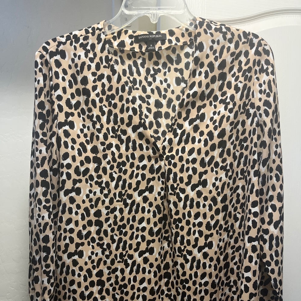 Banana Republic Cheetah Print Long Sleeved V Neck